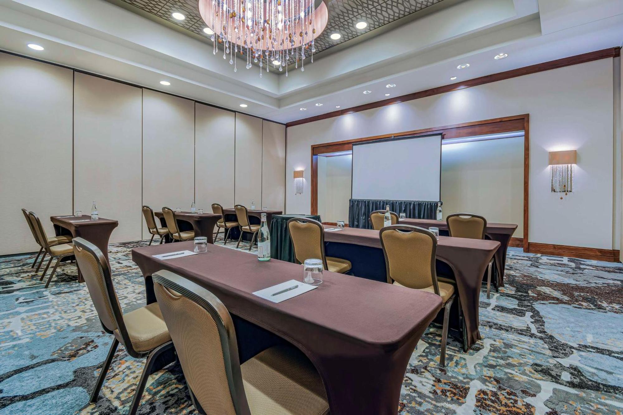 Embassy Suites Houston - Downtown Екстериор снимка