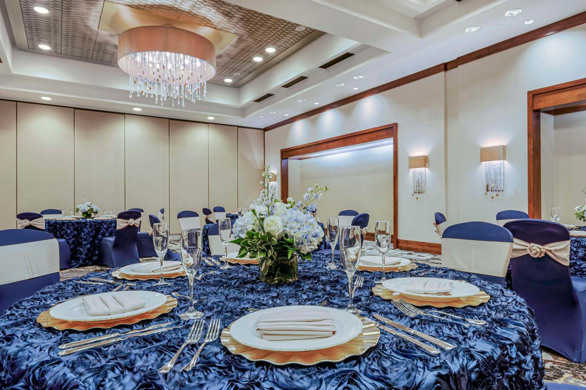 Embassy Suites Houston - Downtown Екстериор снимка
