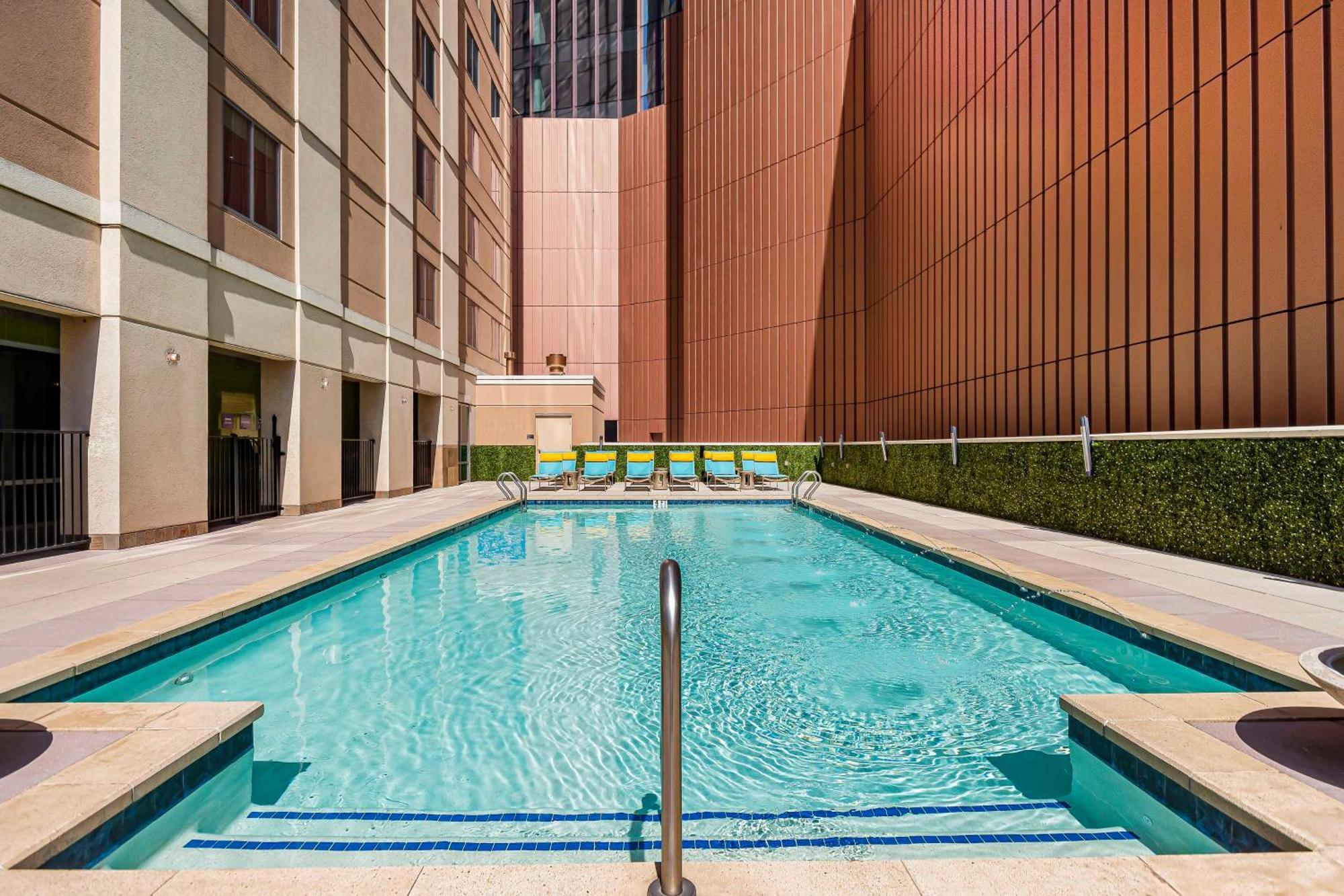 Embassy Suites Houston - Downtown Екстериор снимка