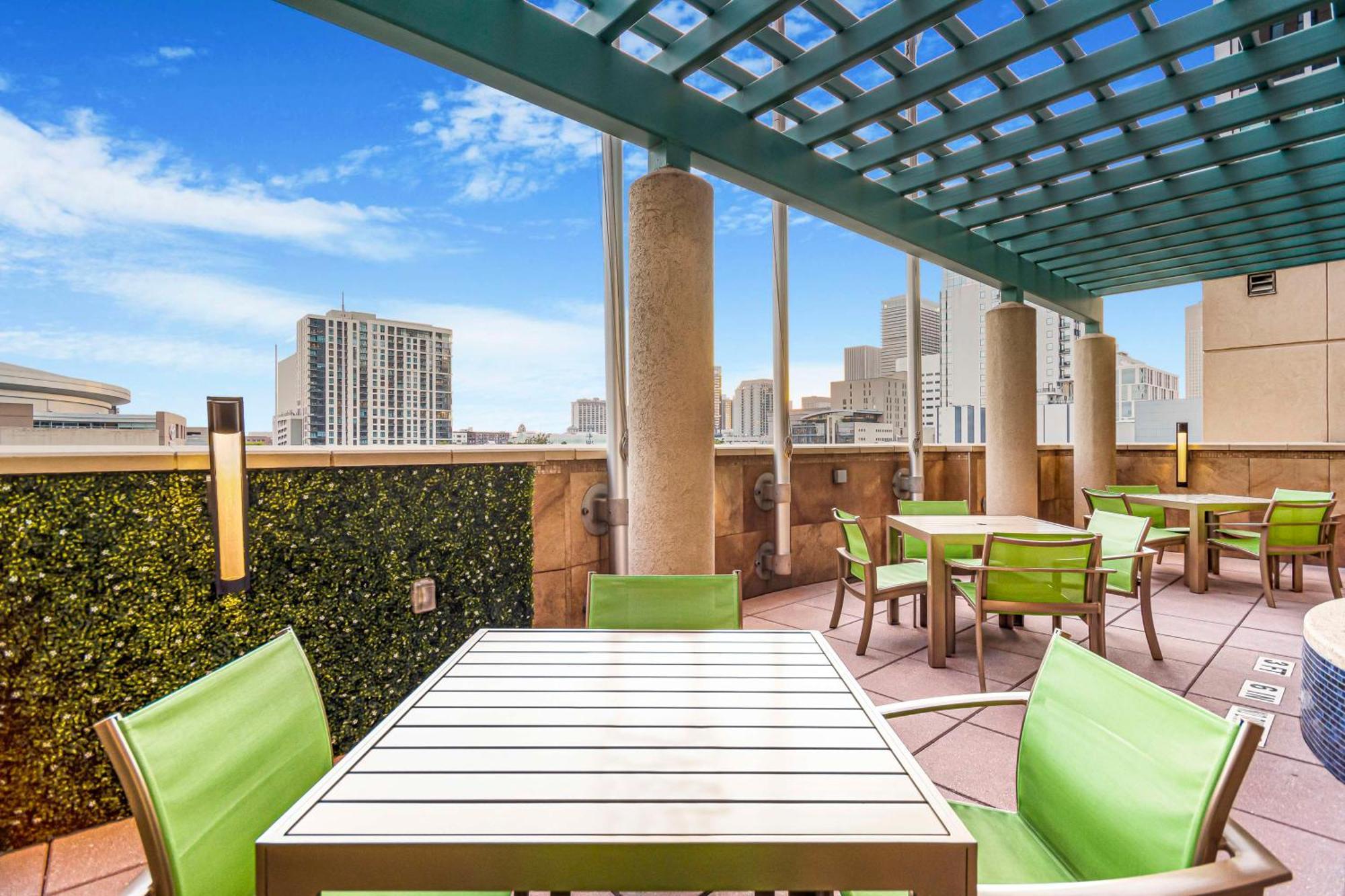 Embassy Suites Houston - Downtown Екстериор снимка