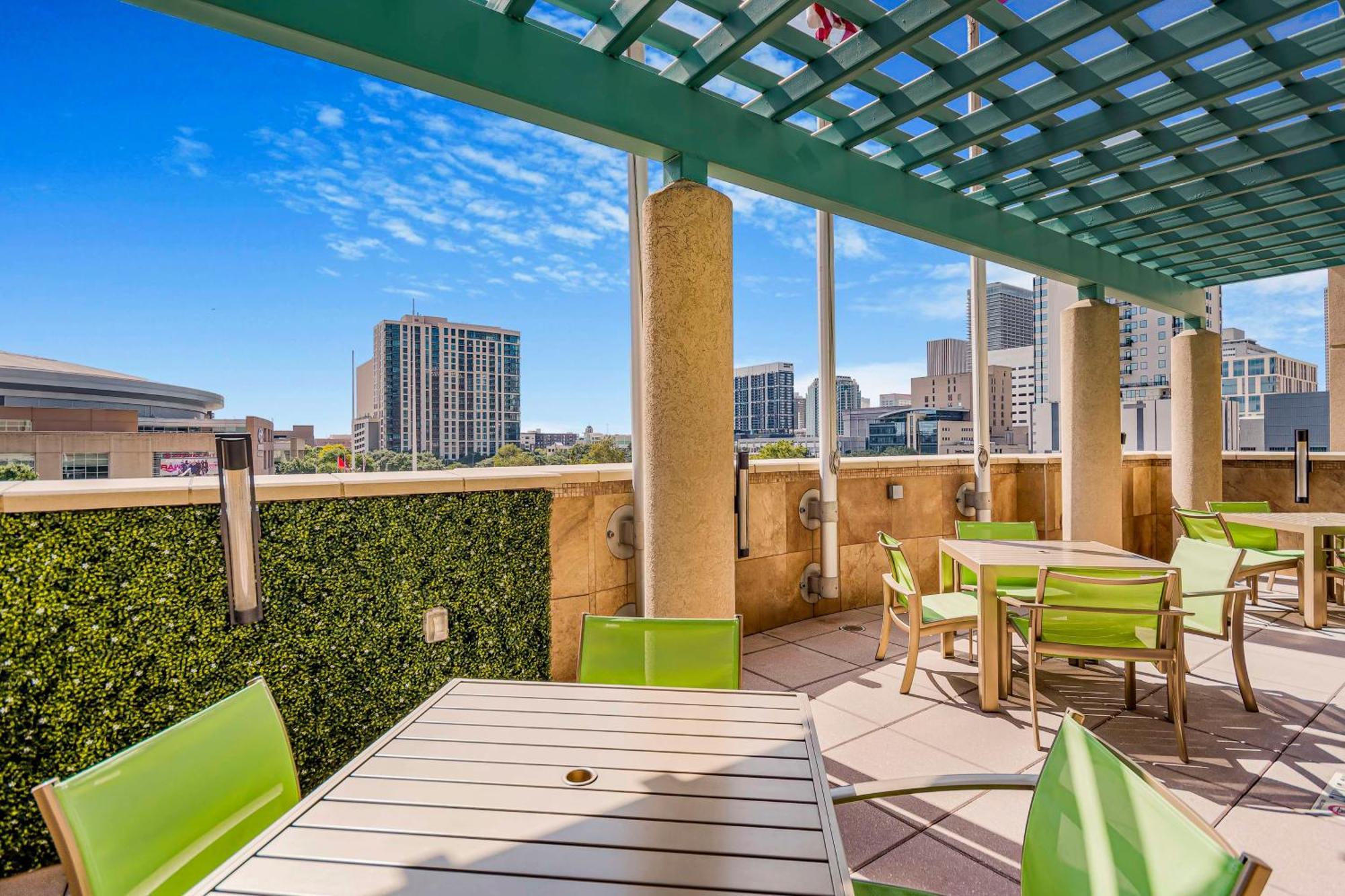 Embassy Suites Houston - Downtown Екстериор снимка